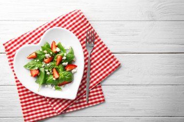 Ispanak ve çilek salatası  