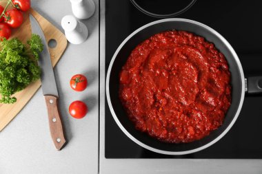 Tavada domates sos ile