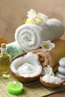 Hindistan cevizi vücut bakım ürünleri bambu hasır üzerinde ile güzel spa kompozisyon