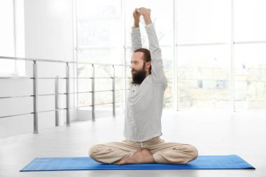 Pratik Yoga ışık odasında genç adam