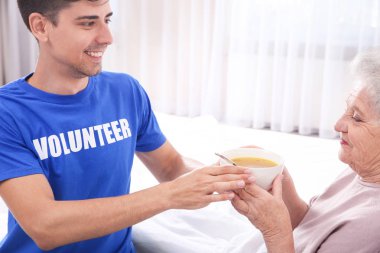 gönüllü beslenme yaşlı kadın 