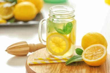 Limonata ile ahşap tahta