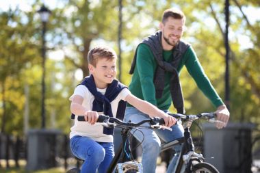 Baba ve oğul bisiklet sürme