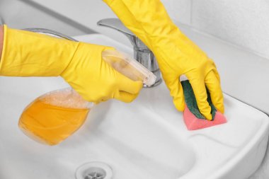 Kadın temizlik lavabo sünger ile 