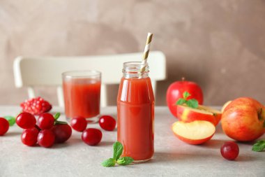 Şişe lezzetli meyve suyu 