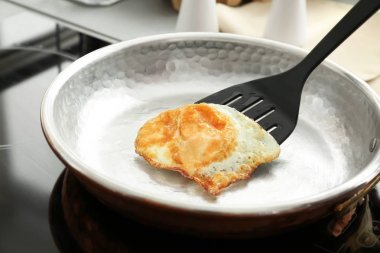 Yumurta ve spatula ile kızartma tavası