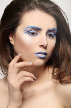 Yaratıcı makyajlı kadın