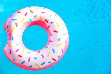 Şişirilebilir kauçuk halka çörek şeklinde 