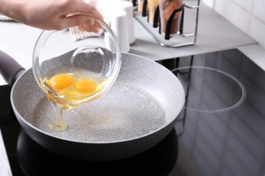 Kızartma tavası yumurta dökme kadın