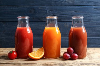 Şişelerde lezzetli meyve suları 