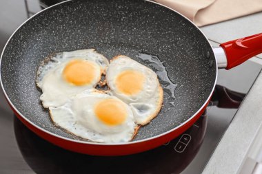 Lezzetli yumurta ile kızartma tavası 
