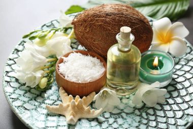 Şişe ve tabakta Hindistan cevizi yağı ile güzel spa kompozisyon