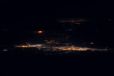 Büyük şehrin gece manzarası 