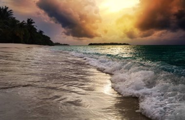 Bulutlu gökyüzü ve okyanus dalgaları