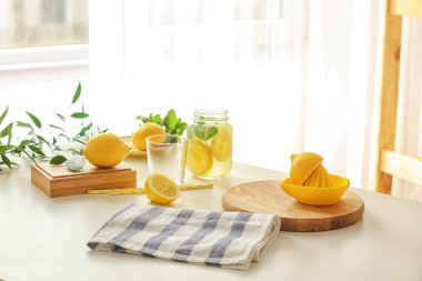 Kesme tahtası sıkacağı ve limon ile