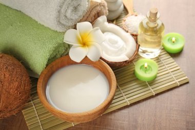 Hindistan cevizi vücut bakım ürünleri bambu hasır üzerinde ile güzel spa kompozisyon