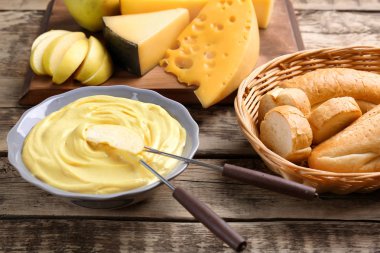 Dilim elma ve peynir fondü 