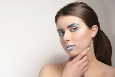 Yaratıcı makyajlı kadın