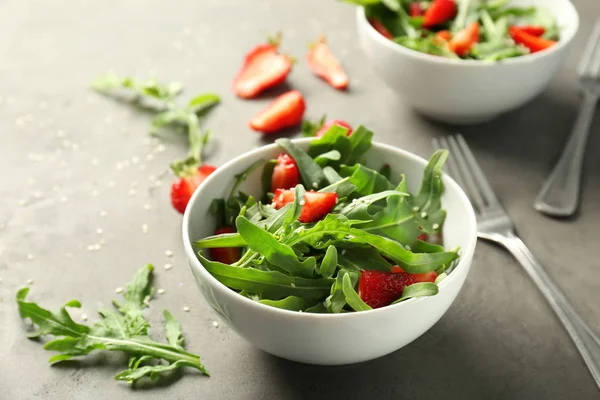 Salade avec roquette et fraise — Photo