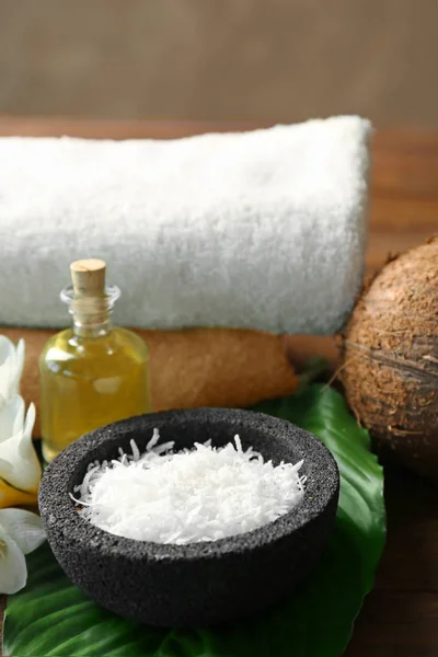 Bol avec noix de coco déshydratée pour les soins spa, gros plan — Photo