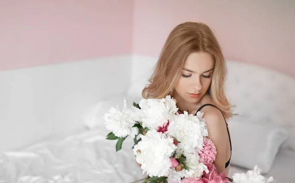 Nő, pünkösdi rózsa csokor — Stock Fotó