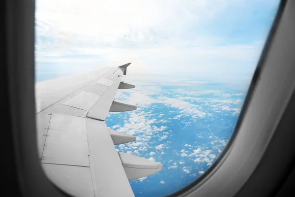 Vista del ala del avión desde la ventana — Foto de Stock