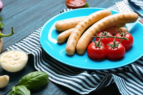 Enchidos torrados e tomates — Fotografia de Stock