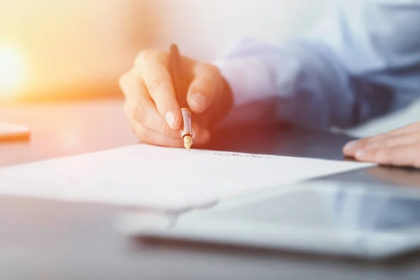 Hombre de negocios firmando documentos en la mesa — Foto de Stock