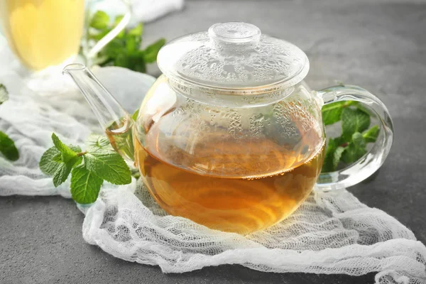 Bule de vidro com chá — Fotografia de Stock