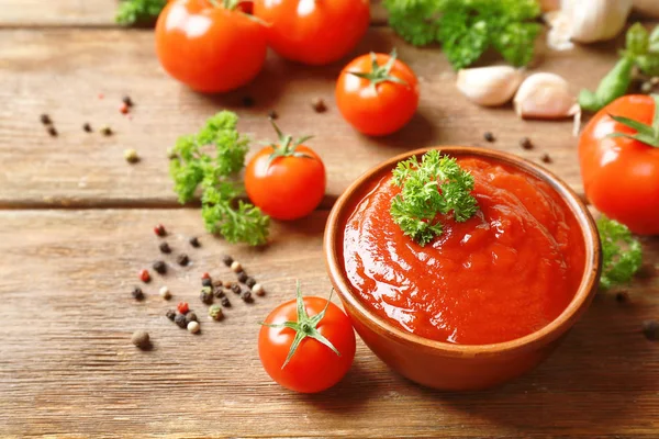 Sos ve domates ile kase — Stok fotoğraf