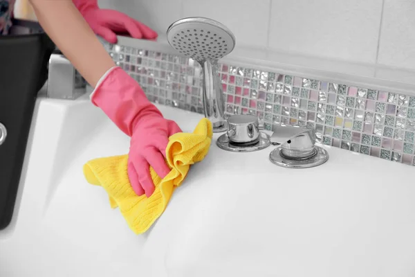 Tangan dengan kain pembersih mandi — Stok Foto