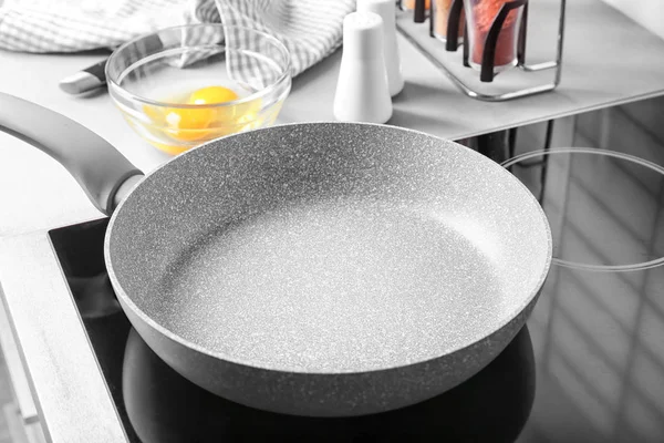 Пустая сковородка — стоковое фото