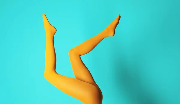 아름 다운 젊은 여자의 다리 — 스톡 사진