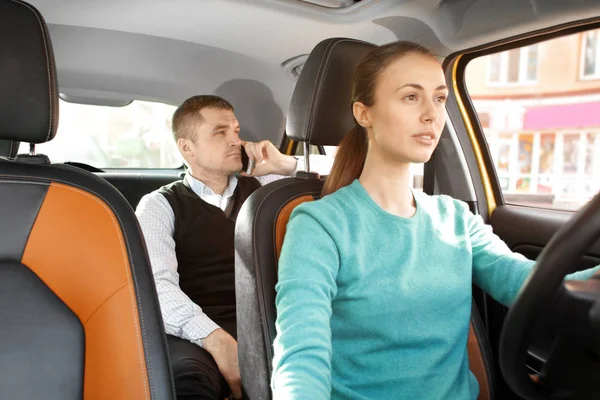 Kadın taksi şoförü ve erkek yolcu konuşuyor — Stok fotoğraf