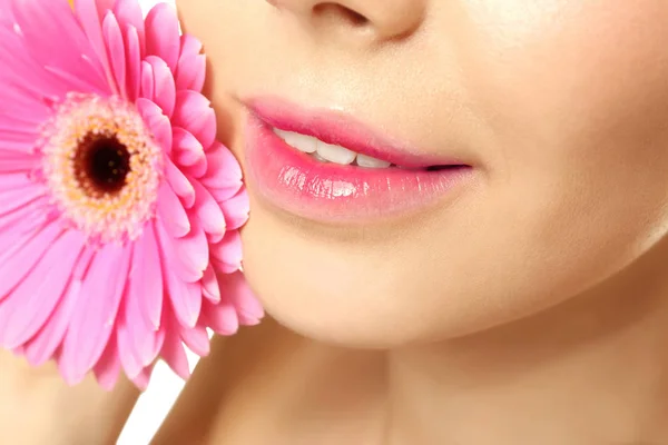 Mujer con hermosos labios y flor —  Fotos de Stock