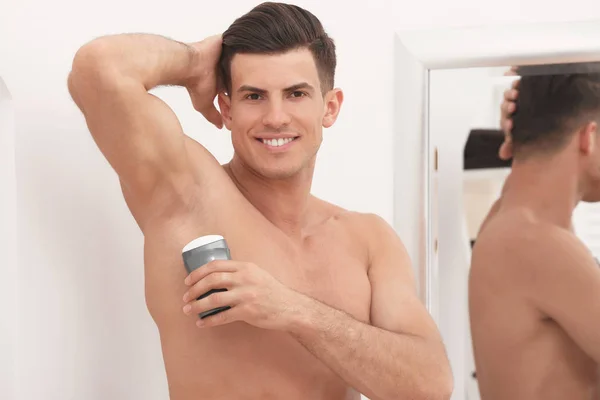Homem usando desodorizante — Fotografia de Stock