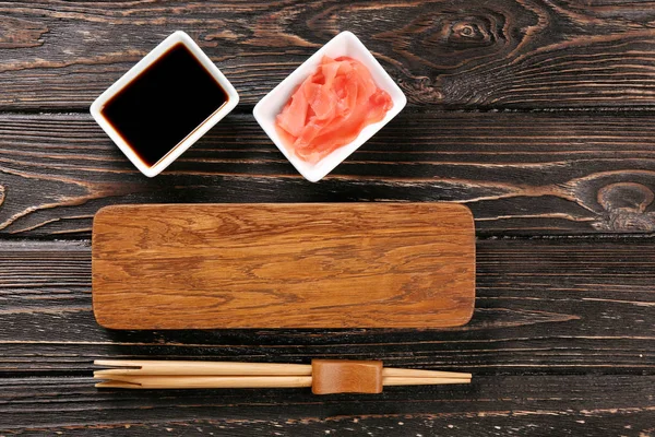 Деревянная тарелка для суши с соусом — стоковое фото
