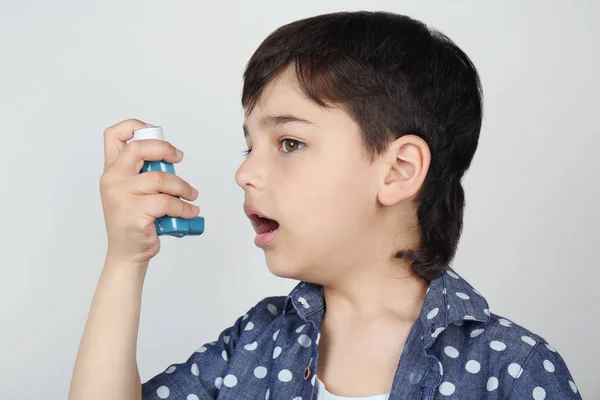 Boy menggunakan inhaler — Stok Foto