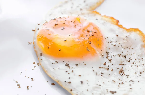 Çok kızarmış yumurta üzerinde — Stok fotoğraf