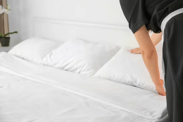 Hizmetçi yatak yapma — Stok fotoğraf