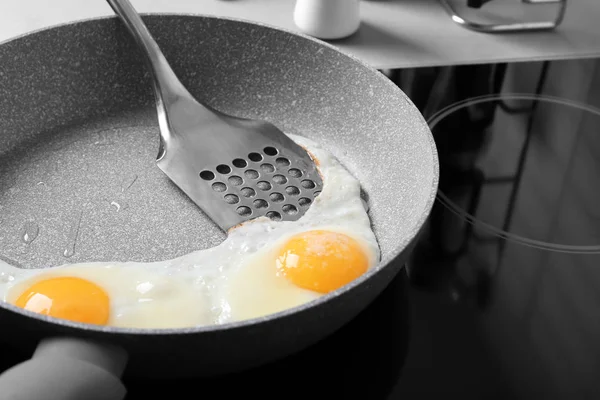Смажена сковорода з яйцями — стокове фото