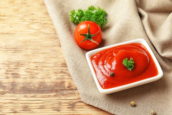 Kom met saus en tomaat — Stockfoto