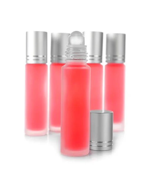 Üveg fehér háttér előtt modern parfüm — Stock Fotó