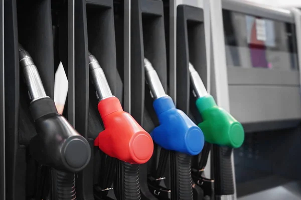 Kleurrijke brandstoftoevoer sproeiers — Stockfoto
