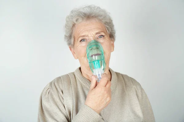 Ηλικιωμένη γυναίκα με άσθμα μηχανή — Φωτογραφία Αρχείου