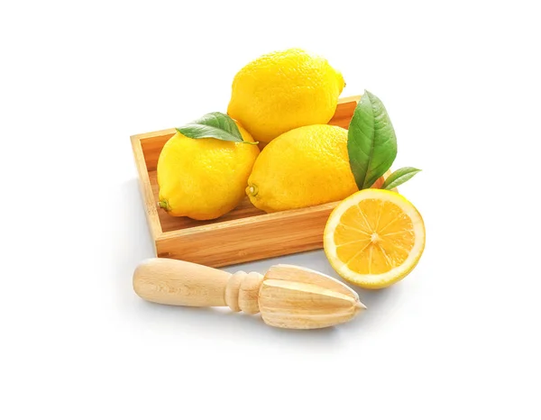 Dřevěné odšťavňovač a box s citrony — Stock fotografie