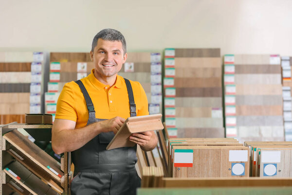 Плотник выбирает образцы ламината
