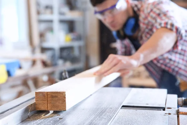 Tischler arbeitet mit Kreissäge — Stockfoto