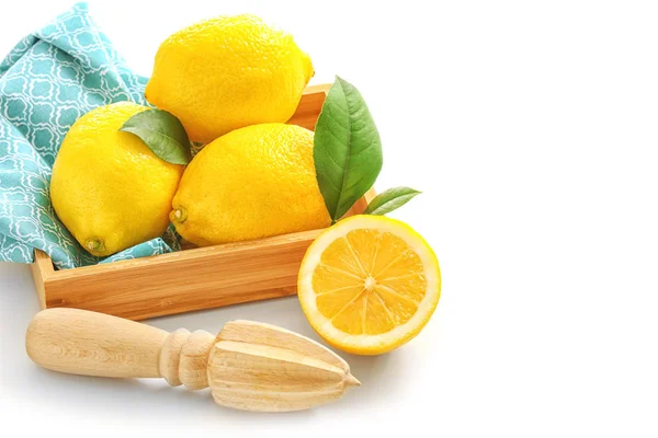 Ahşap meyve sıkacağı ve limon ile kutu 