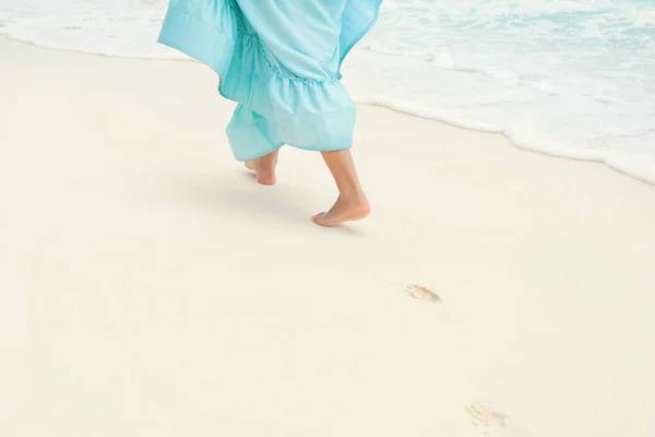 Vacker ung kvinna på stranden på resort — Stockfoto